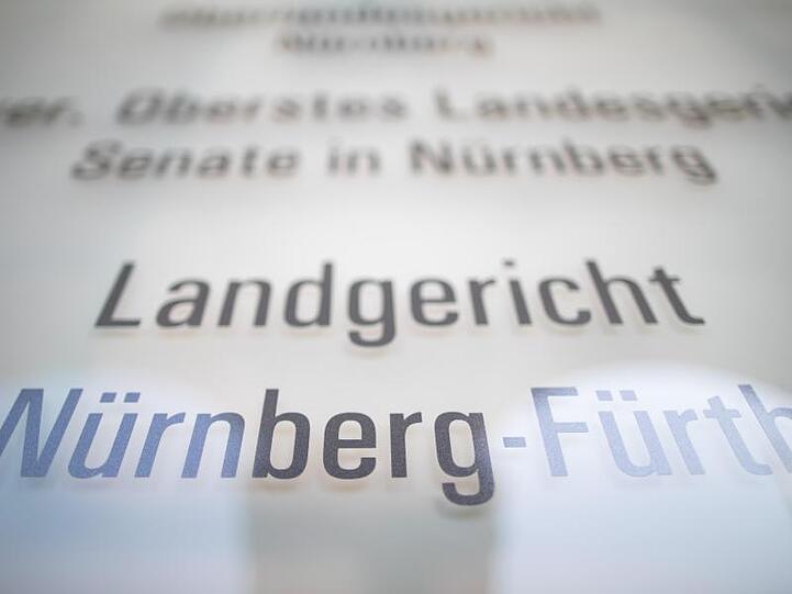 "Landgericht Nürnberg-Fürth" steht auf einem Schild am Eingang des Gerichts-Gebäudes. Foto: Daniel Karmann/Archiv