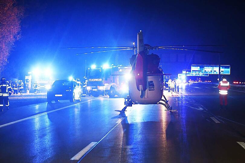 Die schwer verletzte Nissan-Fahrerin wurde zur weiteren Behandlung mit dem Rettungshubschrauber in ein Krankenhaus geflogen.