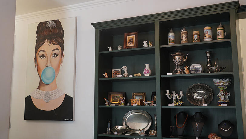 Ein Blick in die Pfandleihe Richter: Das Gemälde links mit Audrey Hepburn zum Kinofilm "Frühstück bei Tiffany" (1961) ist nicht zu verkaufen - aber alles, was im Schrank steht. Ein Blick in die Pfandleihe Richter: Das Gemälde links mit Audrey Hepburn zum Kinofilm "Frühstück bei Tiffany" (1961) ist nicht zu verkaufen - aber alles, was im Schrank steht.