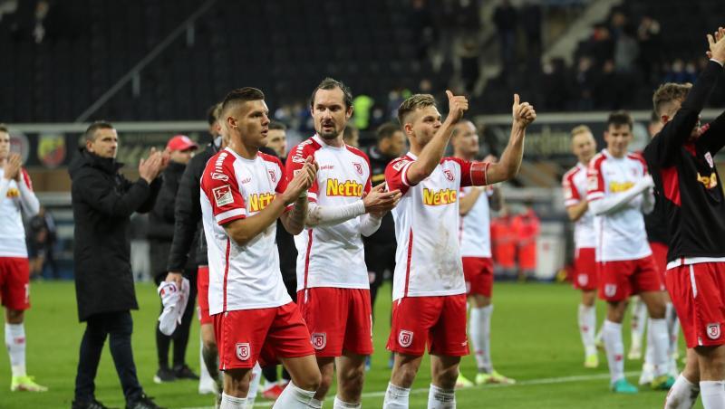 Regensburgs Spieler verabschieden sich von den Fans bei Spielende.