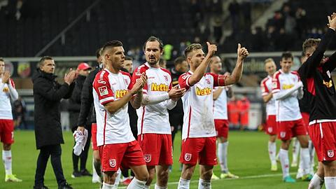 Regensburgs Spieler verabschieden sich von den Fans bei Spielende.