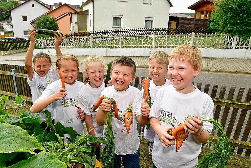 Im Schulgarten pflanzen, pflegen ernten: Mit einem eigenen Schulgarten erfahren Kinder wo Lebensmittel herkommen! Mehr unter: baywastiftung.de/projekte/schulgarten