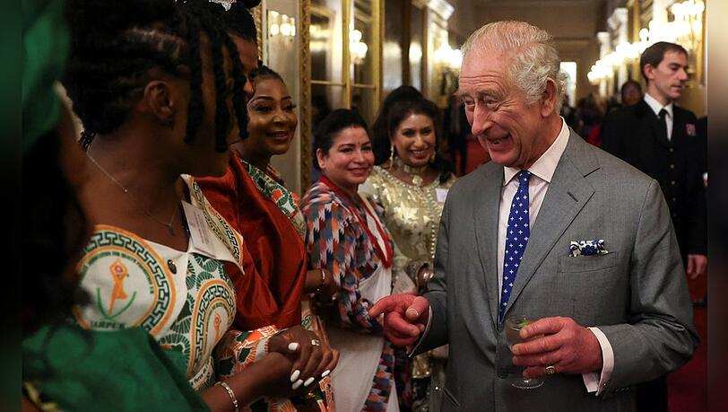 König Charles beim Empfang im Buckingham Palast.