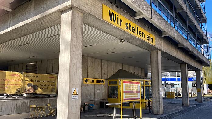 Am Briefzentrum in der Arnulfstraße: "Insbesondere in den Ballungsräumen in Deutschland, in denen Vollbeschäftigung herrscht, gibt es große Herausforderungen, den Bedarf an geeigneten Mitarbeitern zu decken", sagt eine Sprecherin von Deutsche Post und DHL.