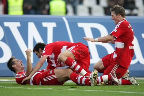 Jubel mit dem Torschützen: Miroslav Klose (links) wird von Massimo Oddo und Bastian Schweinsteiger beglückwünscht.