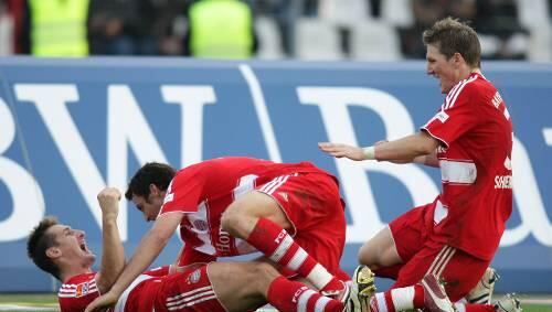 Jubel mit dem Torschützen: Miroslav Klose (links) wird von Massimo Oddo und Bastian Schweinsteiger beglückwünscht. Jubel mit dem Torschützen: Miroslav Klose (links) wird von Massimo Oddo und Bastian Schweinsteiger beglückwünscht.