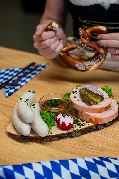 Das perfekte Wiesn-Festmahl. Auch vegane Weißwurst und Leberkäs von Greenforce gehören zum Knuspr Sortiment. Das perfekte Wiesn-Festmahl. Auch vegane Weißwurst und Leberkäs von Greenforce gehören zum Knuspr Sortiment.
