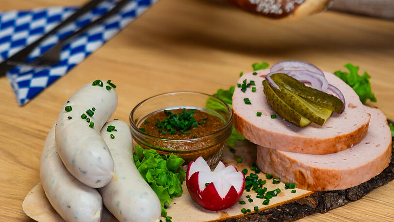 Das perfekte Wiesn-Festmahl. Auch vegane Weißwurst und Leberkäs von Greenforce gehören zum Knuspr Sortiment. Das perfekte Wiesn-Festmahl. Auch vegane Weißwurst und Leberkäs von Greenforce gehören zum Knuspr Sortiment.