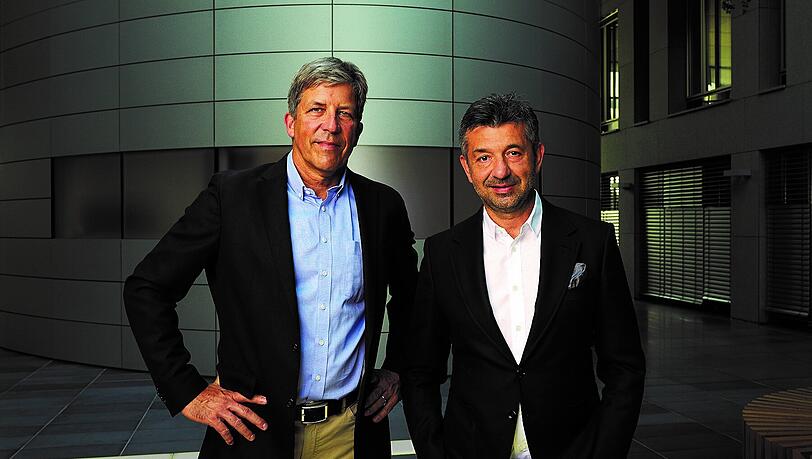 Die beiden REALEYES Gründer, Geschäftsführer und Chefärzte: Dr. med. Hans-Peter Buchmann (li.) und Dr. med. Socrates Dimitriou Zottos (re.). Die beiden REALEYES Gründer, Geschäftsführer und Chefärzte: Dr. med. Hans-Peter Buchmann (li.) und Dr. med. Socrates Dimitriou Zottos (re.).