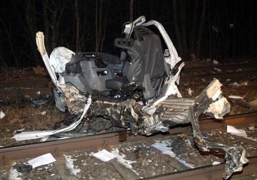 Der Kleinlaster ist nur noch Schrott. Der Zug hat den Wagen mit Tempo 130 komplett überrollt.