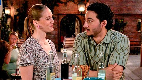 "Rote Rosen": Während Bella versucht, Elyas mit einem kleinen Flirt aufzumuntern, gesteht der ihr ehrlich, dass er sich in sie verliebt hat.