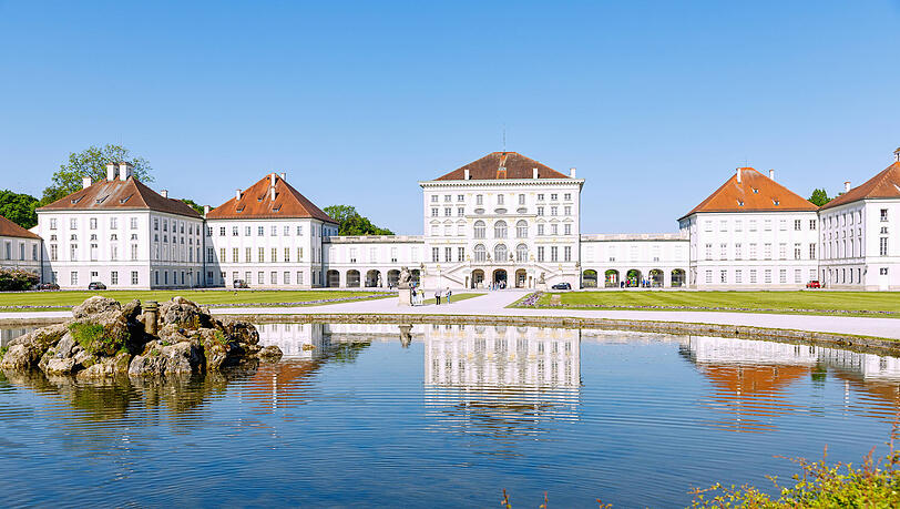 Schloss Nymphenburg mit Schlossgartenkanal im Morgenlicht. Schloss Nymphenburg mit Schlossgartenkanal im Morgenlicht.