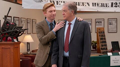 Domhnall Gleeson (l.) als ambitionierter Chefredakteur Ned Sampson in "The Paper".