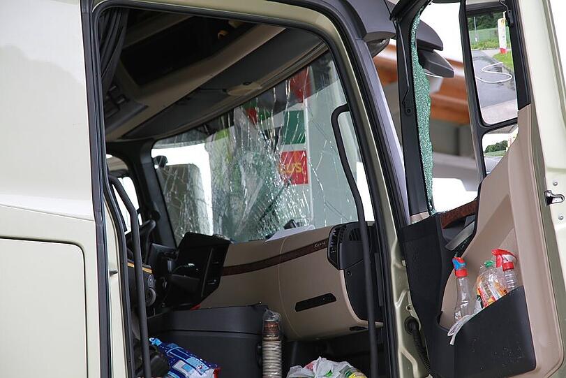 Das Führerhaus hat deutliche Spuren des Unfalls. Der Fahrer musste reanimiert werden.