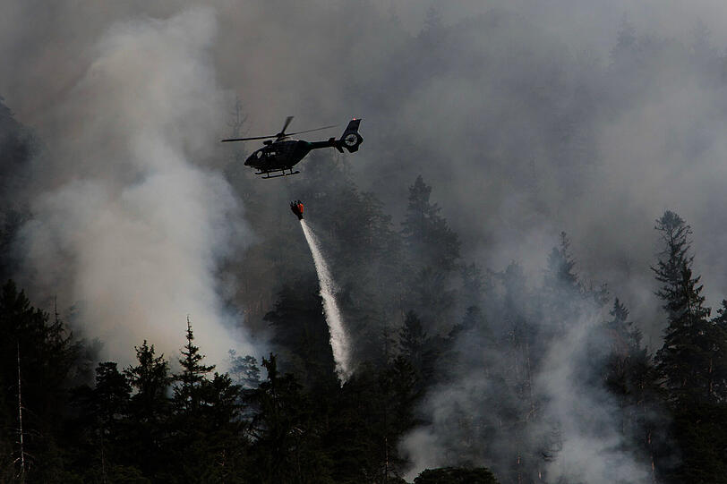 "Auf Grund der Einsatzlage wurde durch das Landratsamt Berchtesgadener Land der Katastrophenfall ausgerufen", meldete die Polizei am frühen Sonntagnachmittag. Hier sehen Sie die Bilder vom Kampf gegen die Flammen bei Bad Reichenhall.
