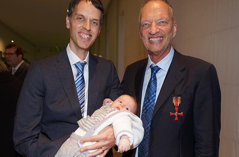 Drei Generationen und ein Bundesverdienstkreuz: Vater Gerhard Müller-Rischart (r.) mit seinem Sohn Magnus Rischart und Enkel Justus.