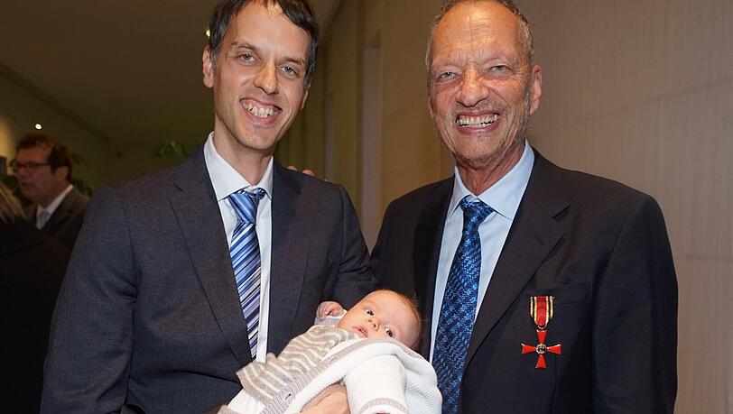 Drei Generationen und ein Bundesverdienstkreuz: Vater Gerhard Müller-Rischart (r.) mit seinem Sohn Magnus Rischart und Enkel Justus. Drei Generationen und ein Bundesverdienstkreuz: Vater Gerhard Müller-Rischart (r.) mit seinem Sohn Magnus Rischart und Enkel Justus.