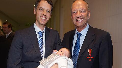 Drei Generationen und ein Bundesverdienstkreuz: Vater Gerhard Müller-Rischart (r.) mit seinem Sohn Magnus Rischart und Enkel Justus.