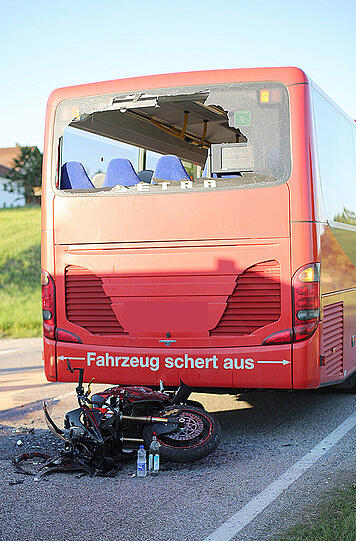 Das Motorrad ist nur noch ein Wrack. Der 40-jährige Fahrer musste mit dem Rettungshubschrauber ins Klinikum Traunstein geflogen werden. Die Bilder vom Unfall aus Rabenden.
