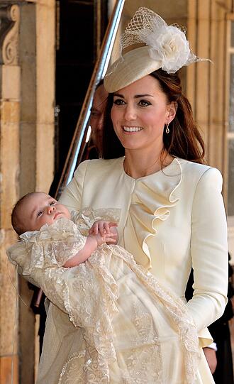 Herzogin Kate nach der Taufe von Sohn George. Das Taufkleid und Kates Kostüm passen farblich perfekt zusammen.