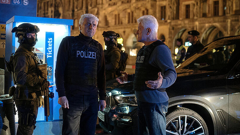 Die beiden Kommissare Franz Leitmayr (Udo Wachtvietl, mi.) und Ivo Batic (Miroslav Nemec, re.) mit SEK-Kollegen am Marienplatz