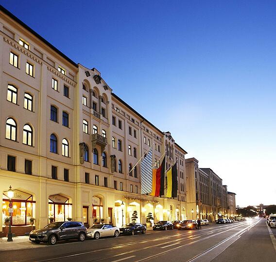 Haus mit Tradition: Das &bdquo;Vier Jahreszeiten&ldquo; an der Maximilianstraße.