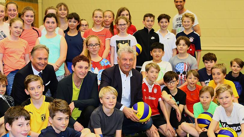 Mitten unter sportelnden Kindern (v. l.): Jürgen Heinle von der Allianz, Stadtschulrätin Beatrix Zurek und OB Dieter Reiter.