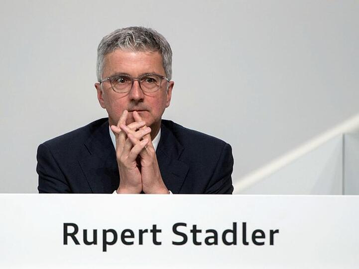 Der damalige Vorstandsvorsitzende der Audi AG, Rupert Stadler, sitzt bei einer Hauptversammlung auf dem Podium. Foto: Marijan Murat/Archiv