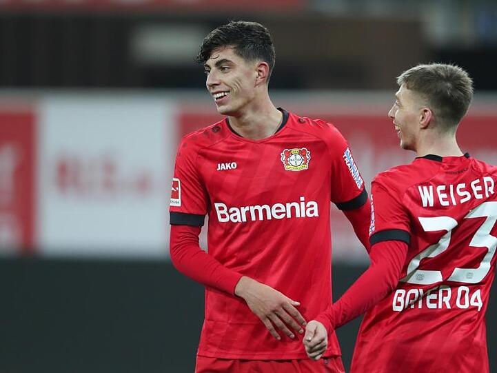 Torschütze Kai Havertz (l) gehörte beim 4:1-Sieg der Werkself in Paderborn zu den Matchwinnern.