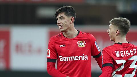 Torschütze Kai Havertz (l) gehörte beim 4:1-Sieg der Werkself in Paderborn zu den Matchwinnern.