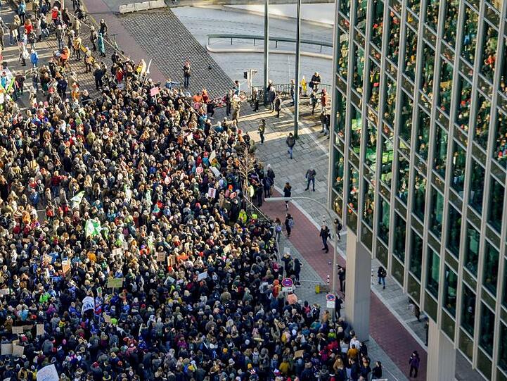 Demonstranten ziehen über den Rödingsmarkt in Hamburg.
