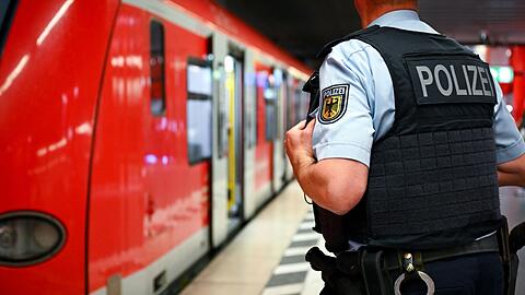 Die Zahl der Übergriffe auf Bahn-Mitarbeiter ist 2024 gestiegen. (Archivbild)