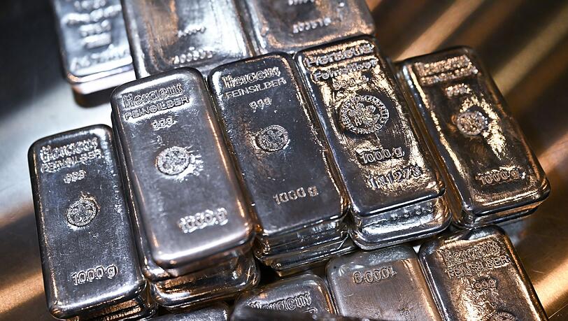 An einen unbekannten Abholer &uuml;bergab der Senior 50 Kilogramm Silber. (Symbolbild)