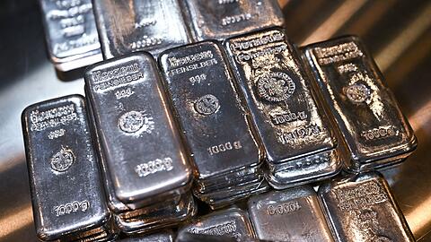 An einen unbekannten Abholer &uuml;bergab der Senior 50 Kilogramm Silber. (Symbolbild)