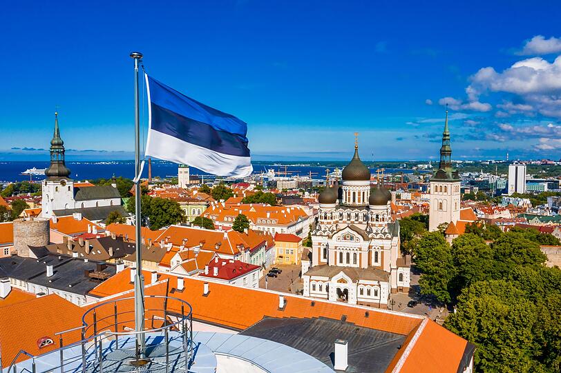 Tallinn ist ein ideales Ziel für alle, die eine kühle Sommerauszeit mit Kultur und Natur verbinden möchten. Die estnische Hauptstadt begeistert mit einer hervorragend erhaltenen Altstadt, einem abwechslungsreichen Kulturangebot und einer lebendigen Atmosphäre. Gleichzeitig locken nur wenige Schritte entfernt von Kiefernwäldern gesäumte Ostseestrände, die an warmen Tagen für Erfrischung sorgen. Tallinn vereint alles, was eine gelungene Coolcation ausmacht Tallinn ist ein ideales Ziel für alle, die eine kühle Sommerauszeit mit Kultur und Natur verbinden möchten. Die estnische Hauptstadt begeistert mit einer hervorragend erhaltenen Altstadt, einem abwechslungsreichen Kulturangebot und einer lebendigen Atmosphäre. Gleichzeitig locken nur wenige Schritte entfernt von Kiefernwäldern gesäumte Ostseestrände, die an warmen Tagen für Erfrischung sorgen. Tallinn vereint alles, was eine gelungene Coolcation ausmacht