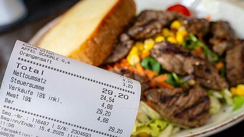 Die Mehrwertsteuer in der Gastronomie betr&auml;gt nicht mehr 19 Prozent, sondern nur noch 7, doch der Restaurantbesuch ist nicht g&uuml;nstiger geworden. (Archivbild)