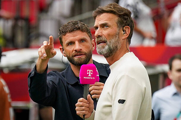 W&auml;hrend der diesj&auml;hrigen Fu&szlig;ball-WM stand Thomas M&uuml;ller (hier zu sehen mit J&uuml;rgen Klopp) als Experte f&uuml;r MagentaTV vor der Kamera.
