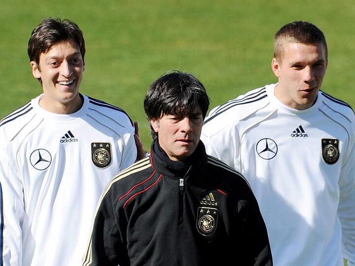 Joachim Löw (M.) mit seinen «jungen Wilden» Mesut Özil (l) und Lukas Podolski.