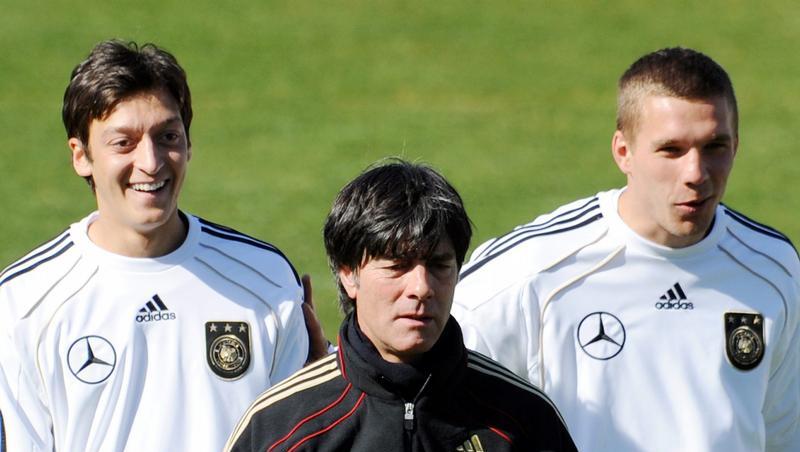 Joachim Löw (M.) mit seinen «jungen Wilden» Mesut Özil (l) und Lukas Podolski. Joachim Löw (M.) mit seinen «jungen Wilden» Mesut Özil (l) und Lukas Podolski.