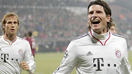 So jubelt ein dreifacher Torschütze: Bayern-Stürmer Mario Gomez (r.) feiert seinen zweiten Treffer in Transsilvanien. Andreas Ottl eilt herbei, um zu gratulieren. So jubelt ein dreifacher Torschütze: Bayern-Stürmer Mario Gomez (r.) feiert seinen zweiten Treffer in Transsilvanien. Andreas Ottl eilt herbei, um zu gratulieren.
