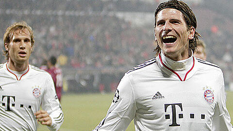 So jubelt ein dreifacher Torschütze: Bayern-Stürmer Mario Gomez (r.) feiert seinen zweiten Treffer in Transsilvanien. Andreas Ottl eilt herbei, um zu gratulieren.