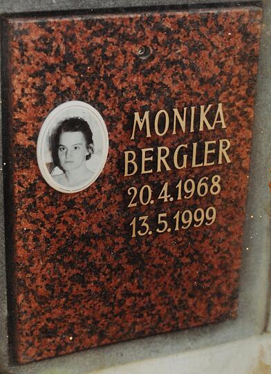 Monika, die Tochter von Frau Moosmann, ist nur 31 Jahre alt geworden. Ein Foto ihres Grabsteins hängt über dem Bett ihrer Mutter.
