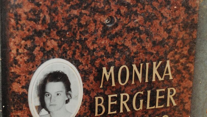 Monika, die Tochter von Frau Moosmann, ist nur 31 Jahre alt geworden. Ein Foto ihres Grabsteins hängt über dem Bett ihrer Mutter. Monika, die Tochter von Frau Moosmann, ist nur 31 Jahre alt geworden. Ein Foto ihres Grabsteins hängt über dem Bett ihrer Mutter.
