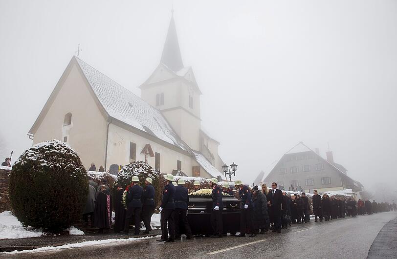 Gespenstische Atmosphäre im leicht gleißenden Nebel: der Trauerzug für Maximilian Schell vor dem Friedhof von Preitenegg.