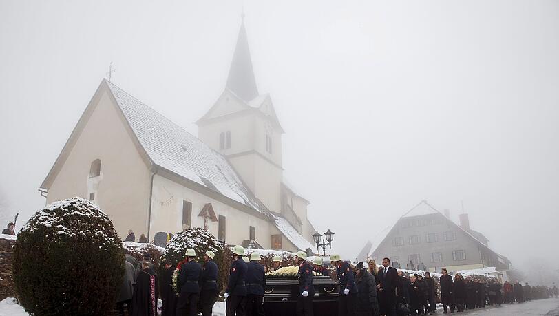 Gespenstische Atmosphäre im leicht gleißenden Nebel: der Trauerzug für Maximilian Schell vor dem Friedhof von Preitenegg. Gespenstische Atmosphäre im leicht gleißenden Nebel: der Trauerzug für Maximilian Schell vor dem Friedhof von Preitenegg.
