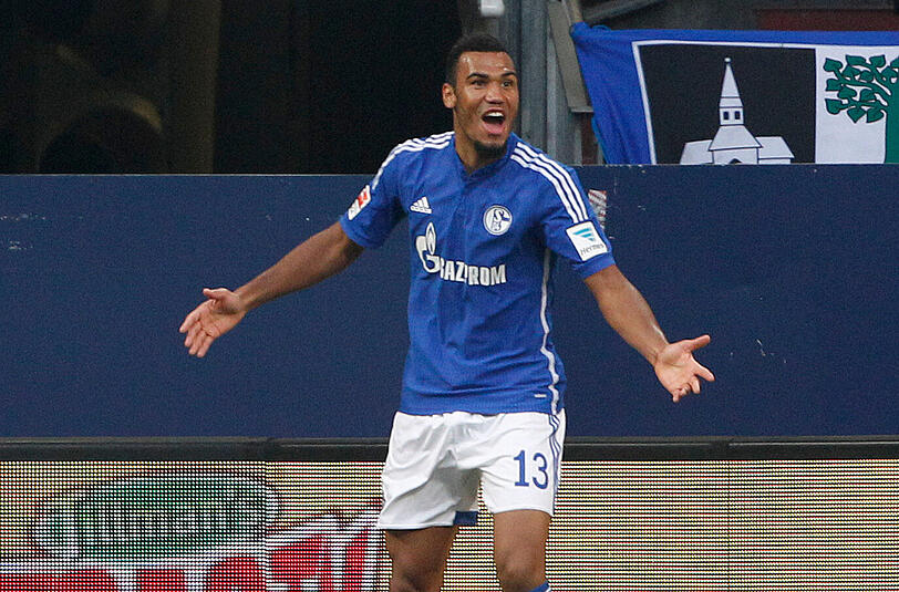 Der Schalker Torschütze zum 1:0 Eric Maxim Choupo-Moting jubelt nach seinem Treffer.