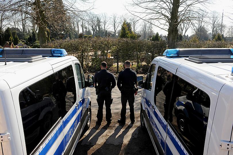 Friedhof in Ganderkesee: Acht Leichen werden exhumiert. Gibt es noch mehr Opfer von Niels H.? Der Krankenpfleger hat immer wieder Patienten totgespritzt.