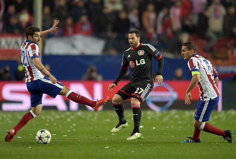 Gonzalo Castro im Champions-League-Duell mit Cani (links) und Koke von Atlético Madrid.