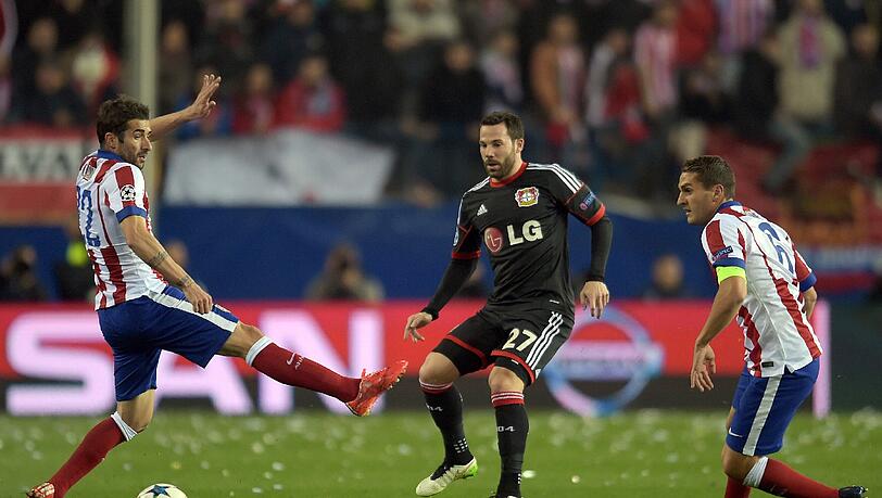 Gonzalo Castro im Champions-League-Duell mit Cani (links) und Koke von Atlético Madrid.