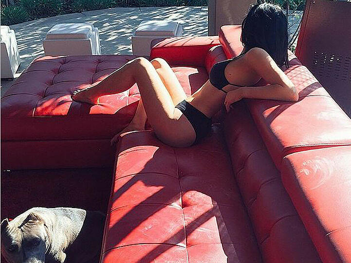 Kylie Jenner hat es sich zum Sonnenbad auf der Couch gemütlich gemacht
